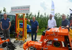 Een samenwerking van Betuwe Mechanisatie en ZHE Trading bv, ze staan met diverse schoffel machines